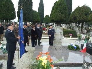 Cimitero di Pescia deposizione di una corona sulla tomba dell'amm. Gino Birindelli M.O.V.M 